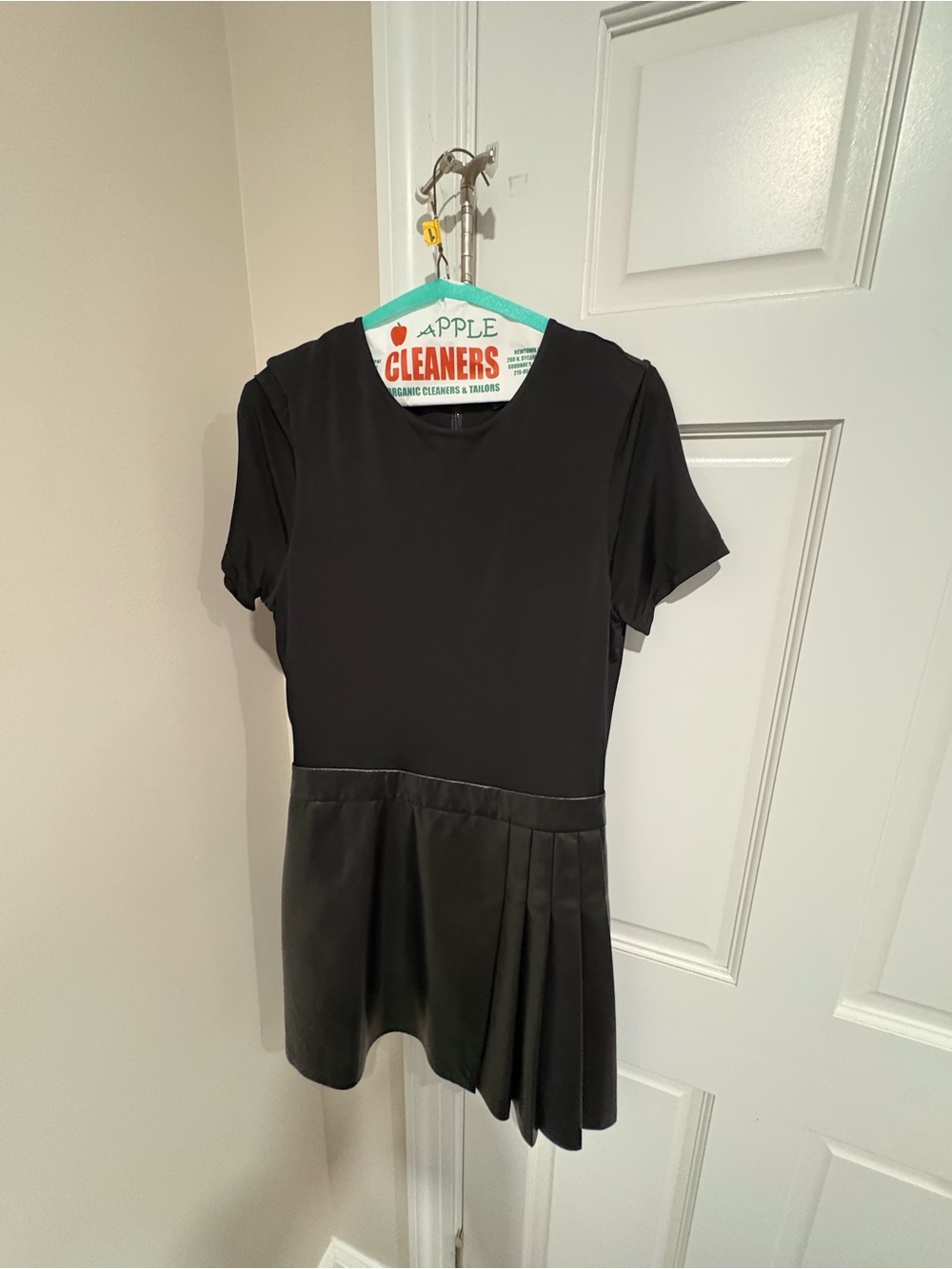 Alice + Olivia Black Short-Sleeve Pleated Hem Dress